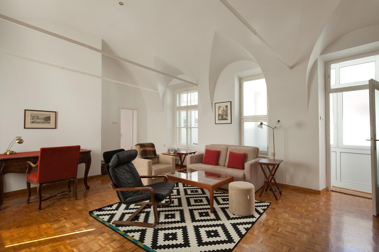 Apartment Charming Laura Tour As By Town Hall *
